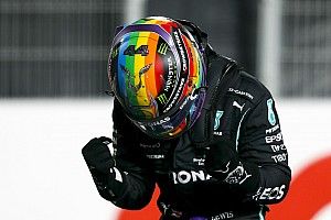 Hamilton wil Formule 1-seizoen afmaken met speciale regenbooghelm