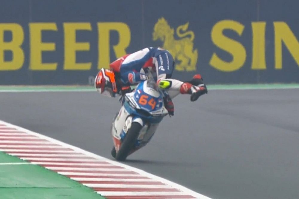 VIDEO: Bendsneyder voorkomt crash met miraculeuze redding in Misano