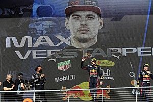 Még a Mercedesnél is van valaki, aki Verstappen bajnoki címét szeretné