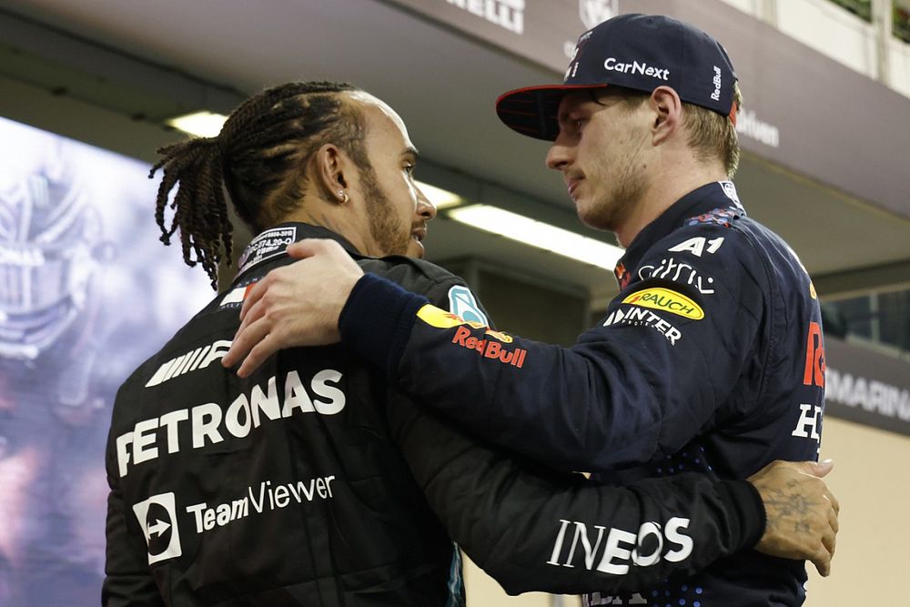 Lewis Hamilton, Mercedes, 2e positie, Max Verstappen, Red Bull Racing, 1e positie, feliciteren elkaar in Parc Ferme