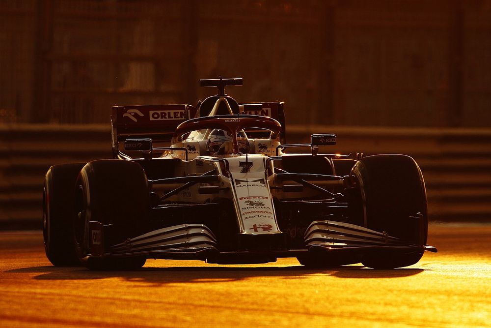 Így törte össze a kocsiját Räikkönen az utolsó F1-es versenyhétvégéjén (videó)