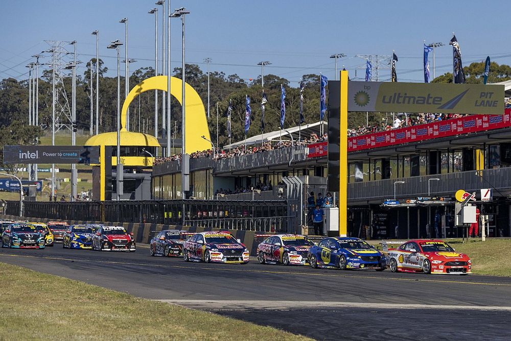 Anton de Pasquale, Dick Johnson Racing Ford Mustang leads at the start
