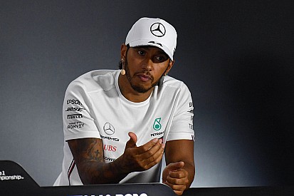 Hamilton cobra clareza da FIA sobre batalhas por posição contra outros pilotos