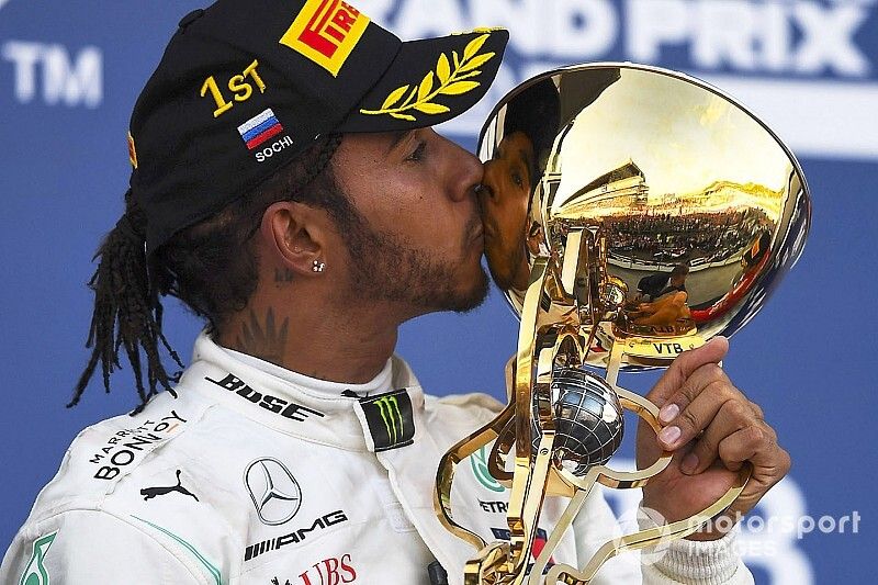 Podio: ganador Lewis Hamilton, Mercedes AMG F1