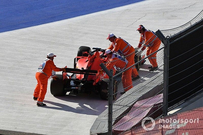 Marshals duwen Sebastian Vettel, Ferrari SF90, van het circuit