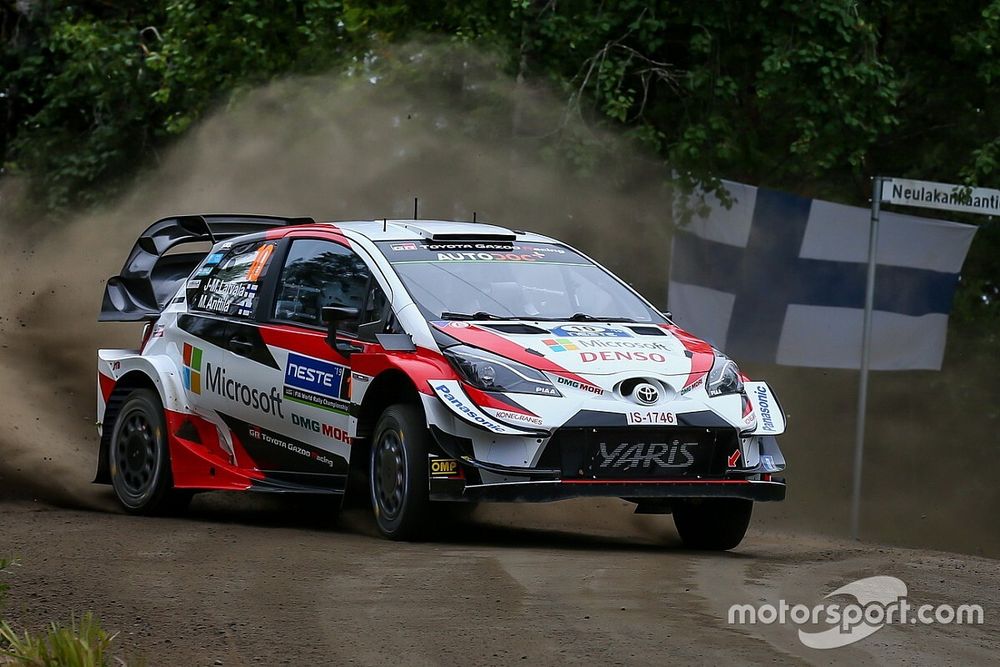 Latvala toma el relevo de Tanak y manda en casa