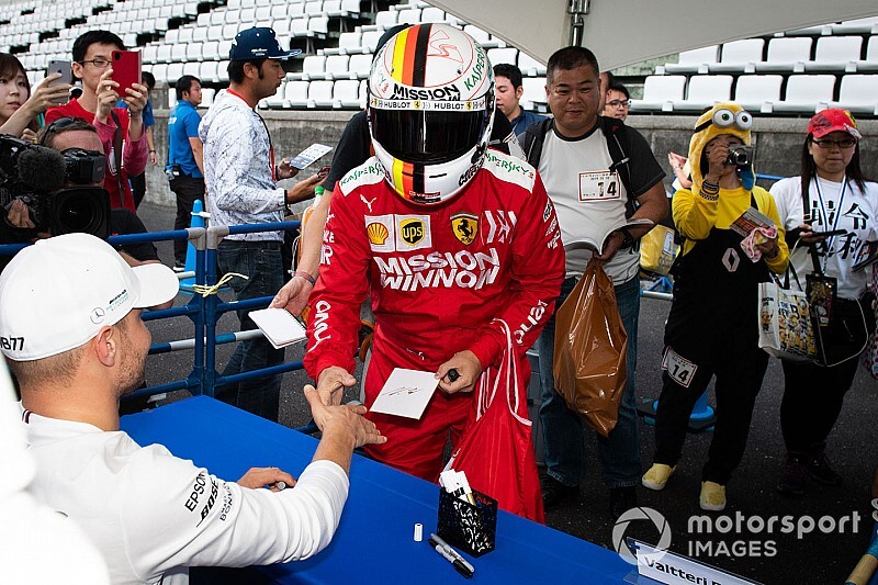 Így kért aláírást a „japán Vettel” Bottastól: videó