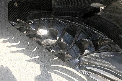 Haas: il mistero degli strani numeri scritti sul bargeboard