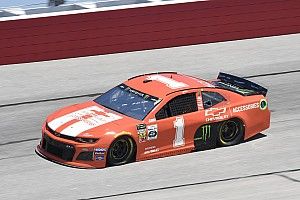 Suárez 18° y Kurt Busch lidera el inicio en Darlington