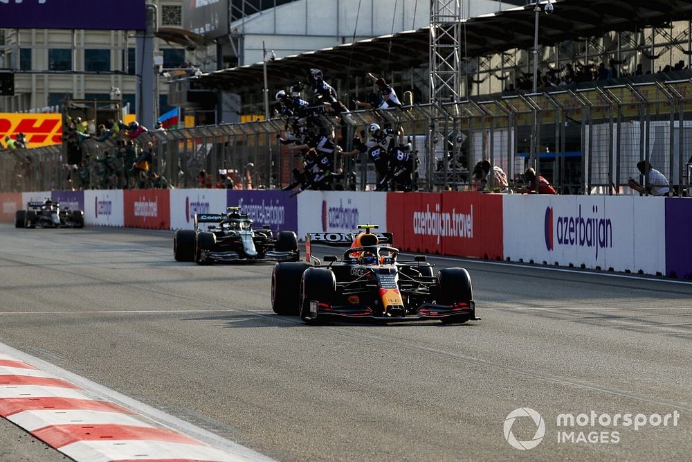 Sergio Perez, Red Bull Racing RB16B, pakt de overwinning