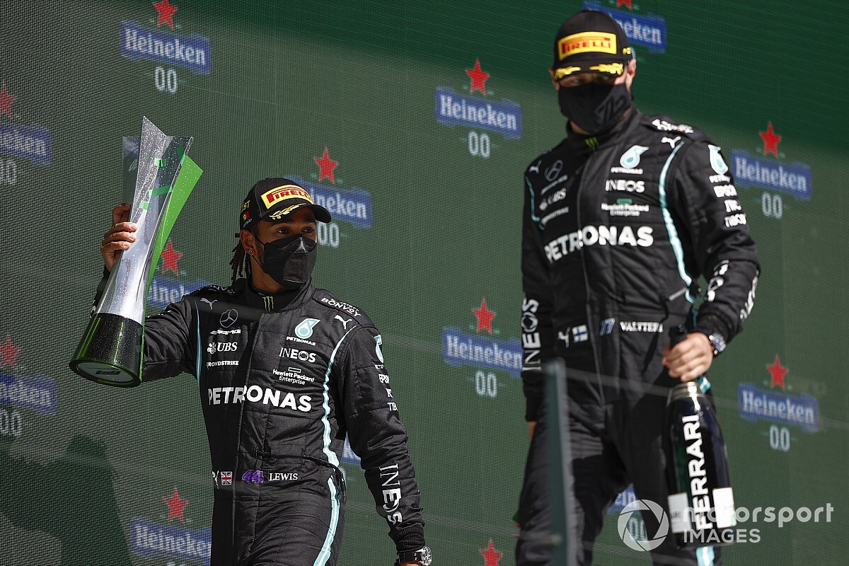 Hamilton verdedigt Bottas: "Gun hem wat ruimte"