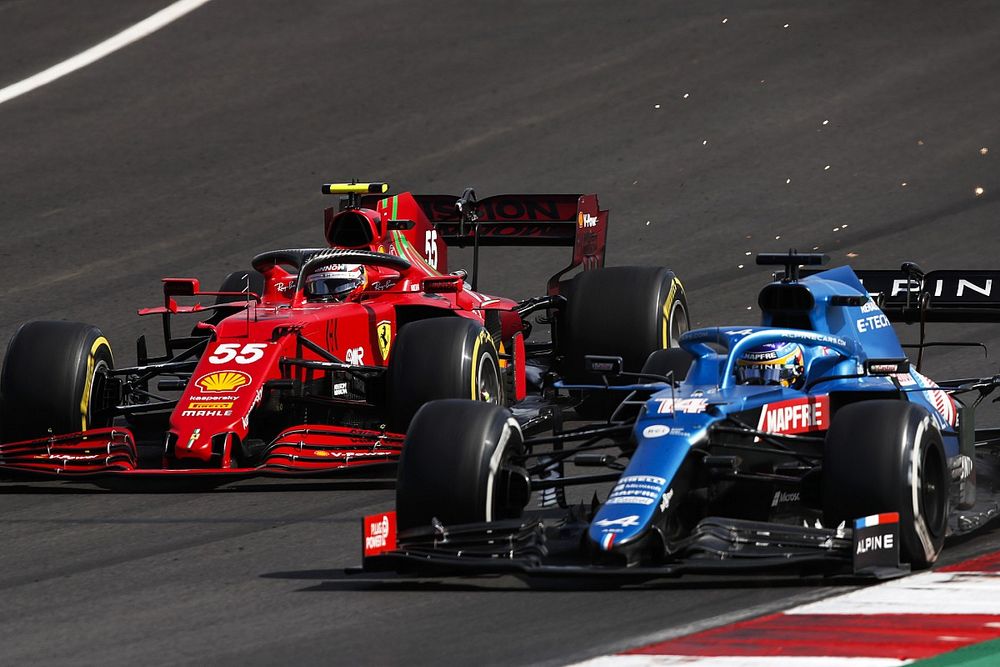 Fernando Alonso, Alpine A521, Carlos Sainz Jr., Ferrari SF21