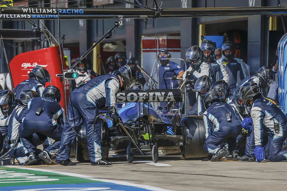 Nicholas Latifi, Williams FW43B, maakt een pitstop