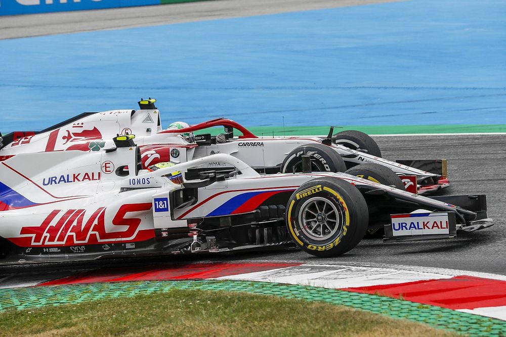 Mick Schumacher, Haas VF-21, battles with Antonio Giovinazzi, Alfa Romeo Racing C41