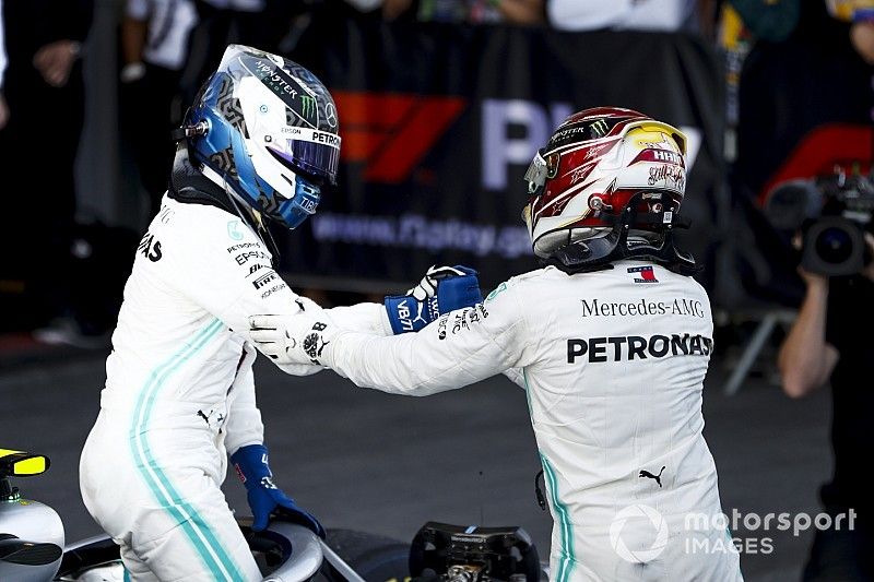 Ganador Valtteri Bottas, Mercedes AMG F1 y Lewis Hamilton, Mercedes AMG F1 en Parc Ferme 