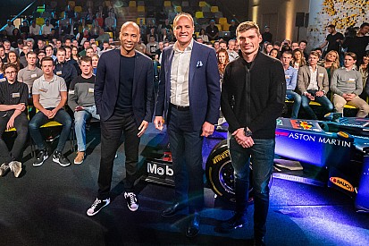 Ontspannen Verstappen geeft vermakelijk 'college' in Brabant