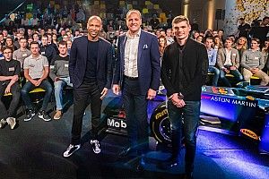 Ontspannen Verstappen geeft vermakelijk 'college' in Brabant