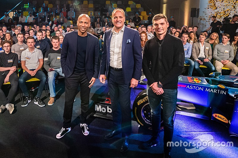 Ontspannen Verstappen geeft vermakelijk 'college' in Brabant
