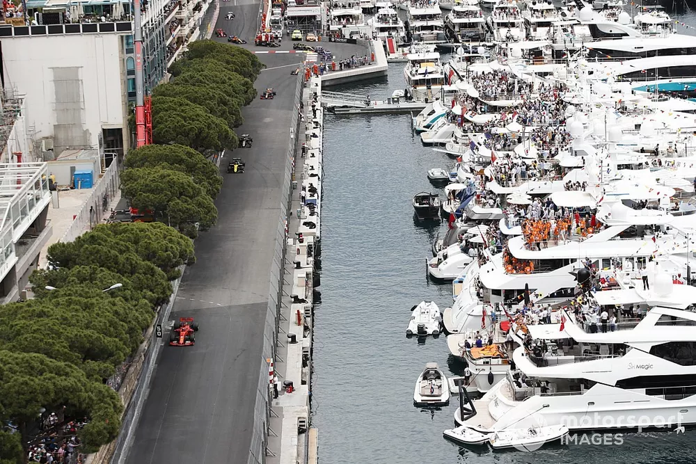 Sebastian Vettel, Ferrari SF90, leads Daniel Ricciardo, Renault R.S.19