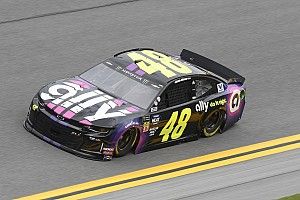 Johnson causa acidente e vence prova amistosa em Daytona
