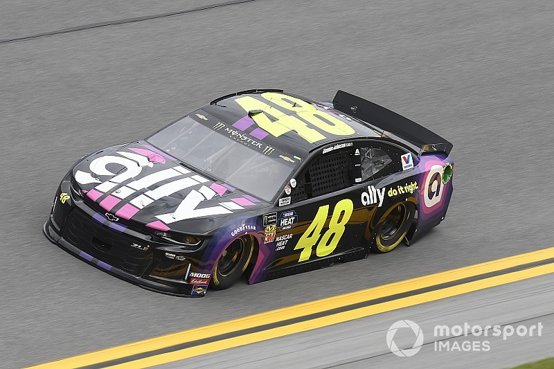 Johnson causa acidente e vence prova amistosa em Daytona