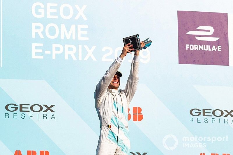 Vandoorne gyönyörű kedvese