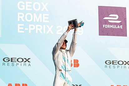 Vandoorne gyönyörű kedvese