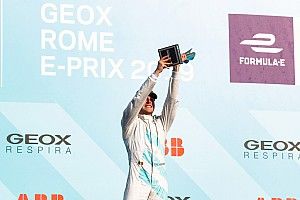 Vandoorne gyönyörű kedvese