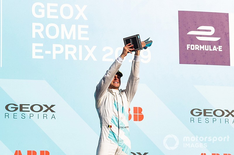 Vandoorne gyönyörű kedvese