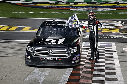 Kyle Busch makes it 4-for-4 in Truck series with Texas win