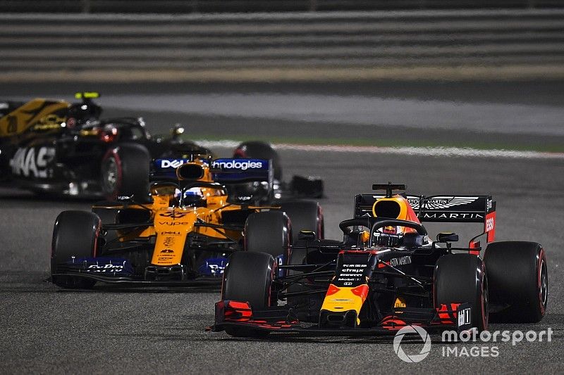 Max Verstappen, Red Bull Racing RB15, Carlos Sainz Jr., McLaren MCL34, y Kevin Magnussen, Haas F1 Team VF-19