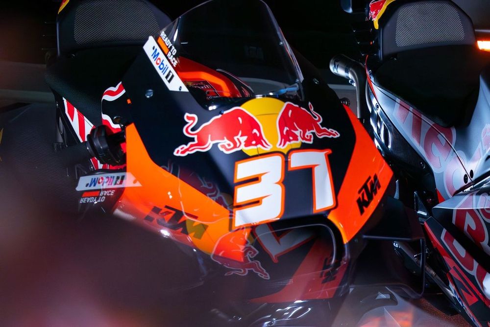 Pedro Acosta, Brad Binder, Red Bull KTM Factory Racing, bikes