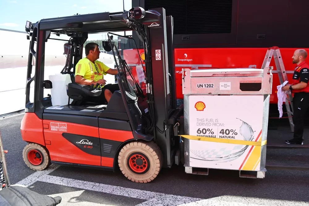 Personal moviendo un embarque de combustible