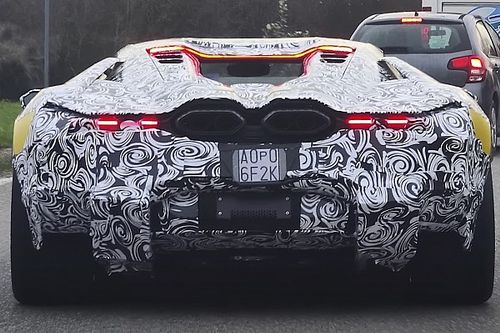 La spettacolare terza luce di stop della nuova Lamborghini V12