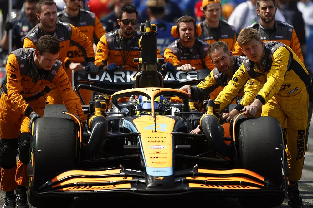 Lando Norris, McLaren MCL36, llega a la parrilla