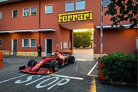 F1: Leclerc "acorda" Maranello com passeio pelas ruas da cidade com Ferrari de 2020