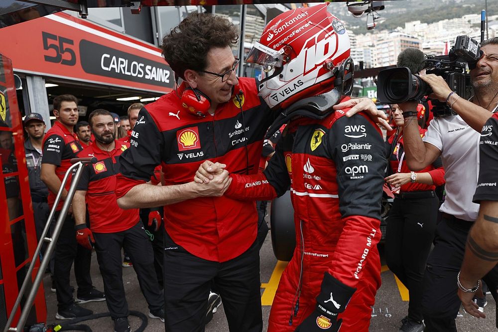 Mattia Binotto, Team Principal Ferrari, en Charles Leclerc, Ferrari, vieren na het veiligstellen van pole

