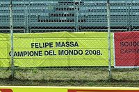 F1 - Torcedores da Ferrari fazem manifestação a favor de Massa em Monza: "Campeão de 2008"