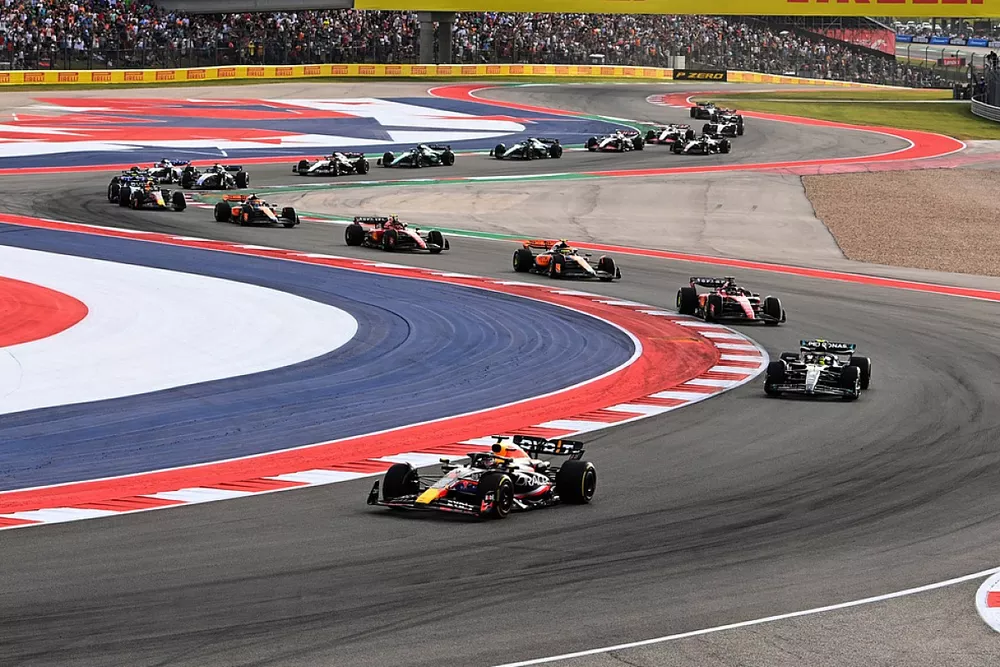 Max Verstappen, Red Bull Racing RB19, Lewis Hamilton, Mercedes F1 W14, Charles Leclerc, Ferrari SF-23, Lando Norris, McLaren MCL60, the rest of the field on the opening lap