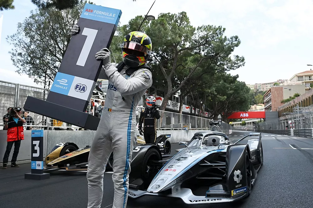 Le vainqueur Stoffel Vandoorne, Mercedes-Benz EQ, f&ecirc;te apr&egrave;s la course