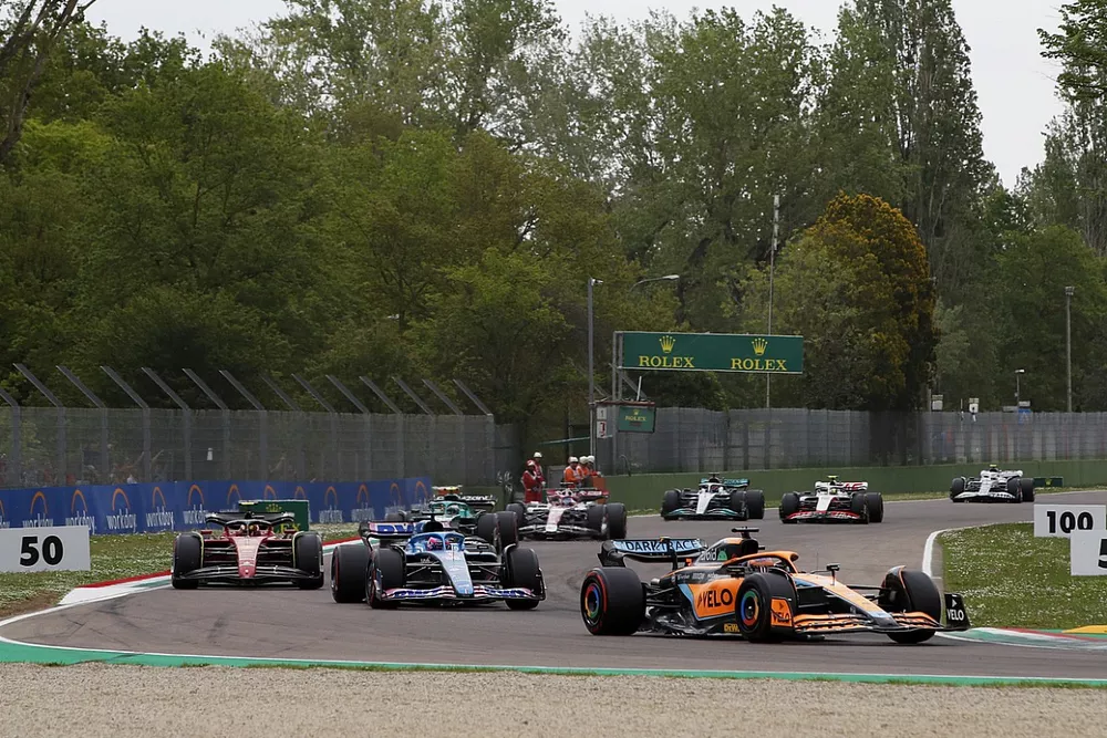 Daniel Ricciardo, McLaren MCL36, Fernando Alonso, Alpine A522, Carlos Sainz Jr., Ferrari F1-75