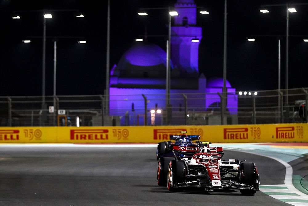 Zhou Guanyu, Alfa Romeo C42, Nicholas Latifi, Williams FW44