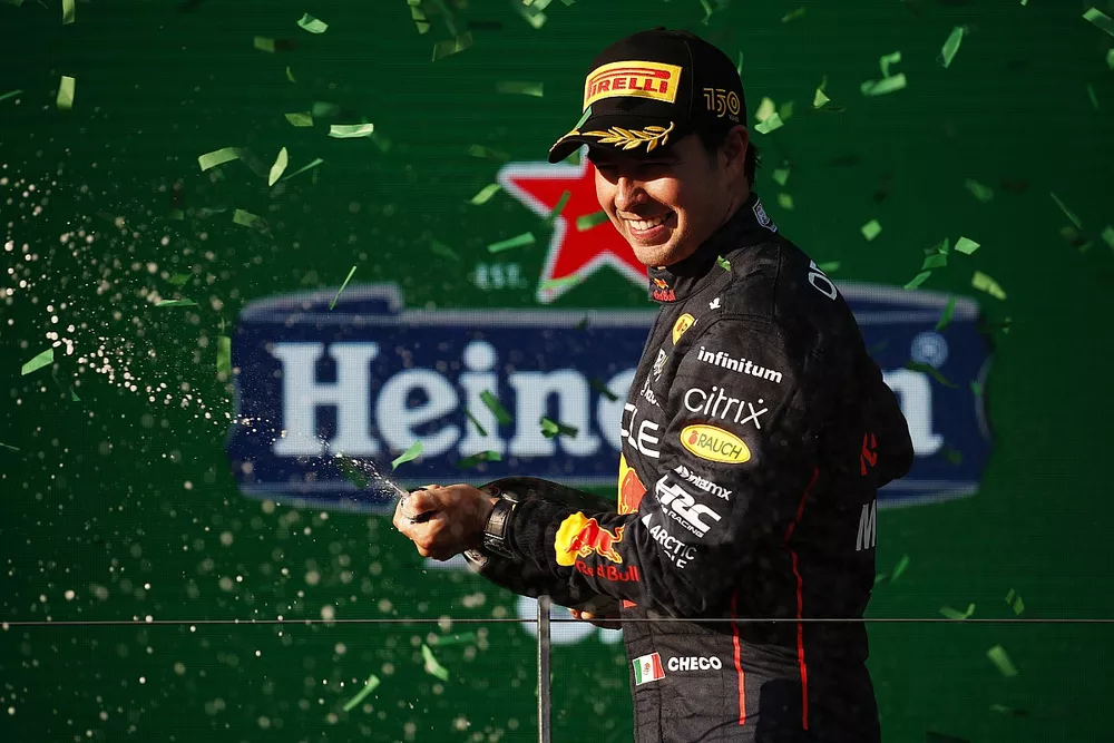 Podio: segundo lugar Sergio P&eacute;rez, Red Bull Racing