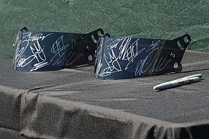 Пленка со шлема наделала шума в MotoGP. Она сломала байк, ее продают с аукциона, из-за нее требуют написать новое правило