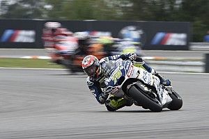 Frayeur dans la pitlane puis chute pour Loris Baz