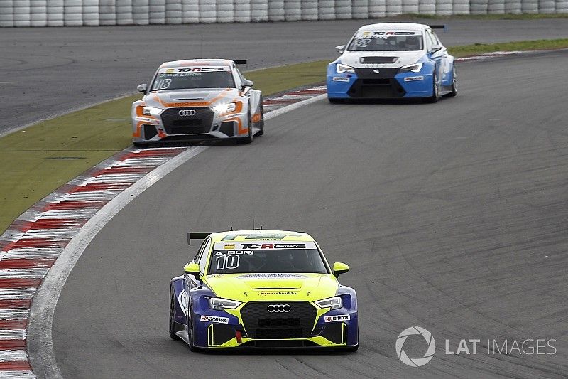 Antti Buri vince una Gara 2 piena di emozioni al Nürburgring