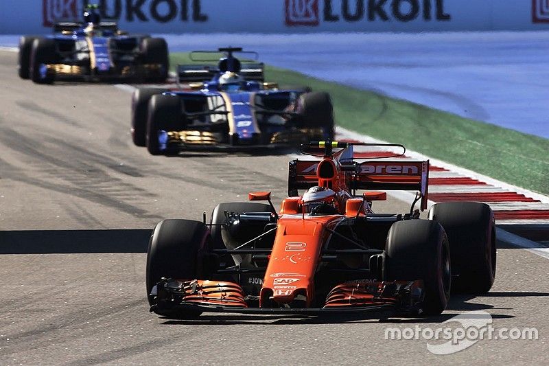 Stoffel Vandoorne, McLaren MCL32, Marcus Ericsson, Sauber C36 et Pascal Wehrlein, Sauber C36