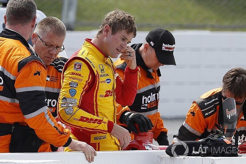 Ryan Hunter-Reay, Andretti Autosport Honda, wordt na zijn crash uit de auto geholpen