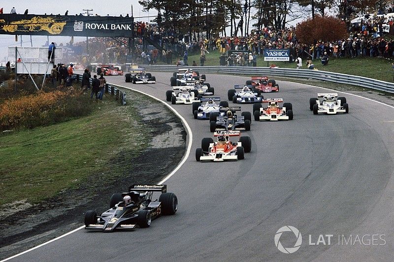 Mario Andretti Lotus 78 Ford leads James Hunt McLaren M26 Ford, Gunnar Nilsson Lotus 78 Ford, Jochen Mass McLaren M26 Ford and Alan Jones Shadow DN8 Ford at the start