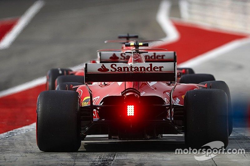 Sebastian Vettel, Ferrari SF70H, et Kimi Raikkonen, Ferrari SF70H, quittent les stands